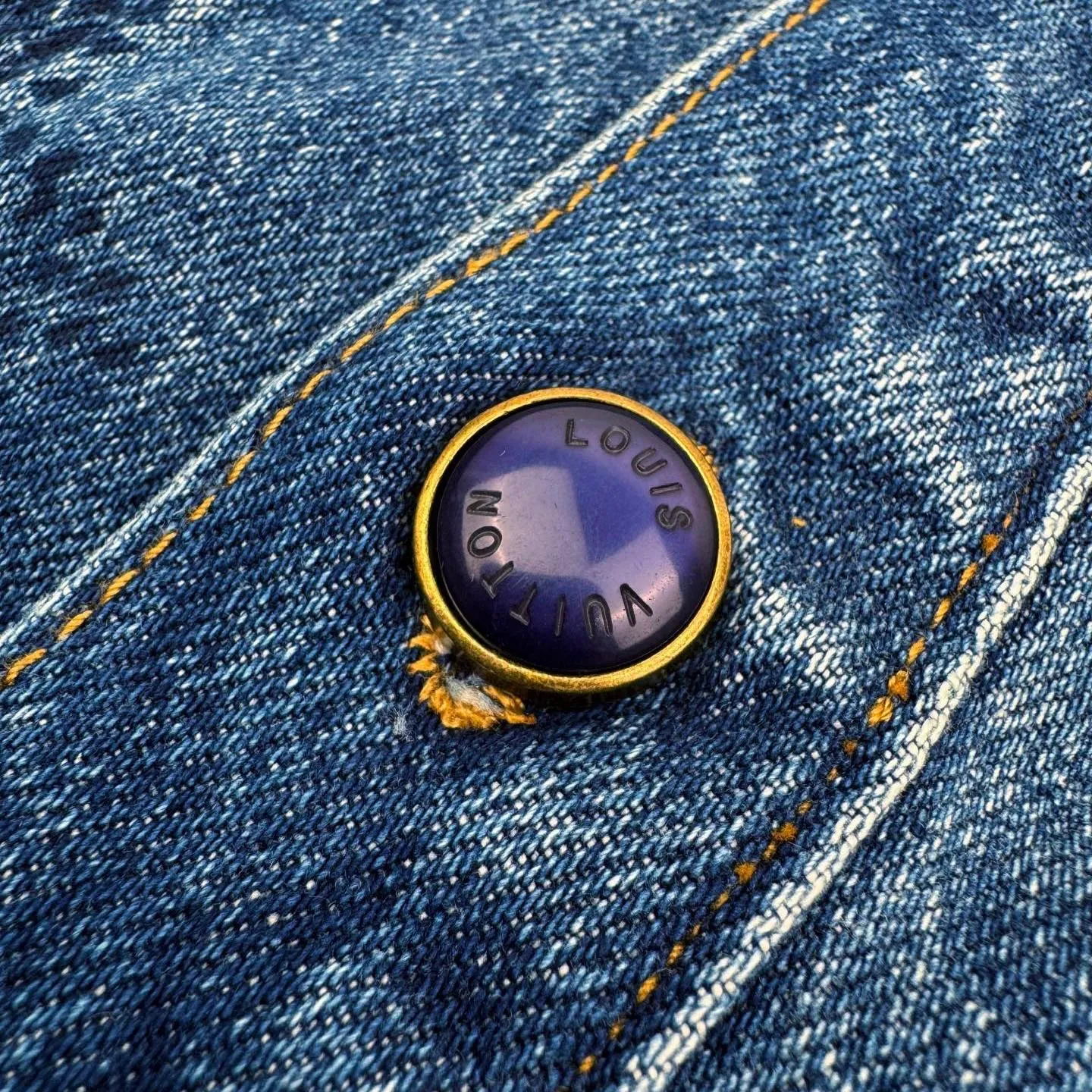 🅿️680 1v 25SS Hubby Gradient Presbyopic Denim Jacket. Original purchase and development for 23,900. The fabric is made of customized indigo thick double-woven cotton. It has high quality and is comfortable and close to the skin. It is based on a subtle gradient from dark blue to light blue. Unique blues artwork. Imperfect perfection. The Monogram Seeds pattern is laid out with a gradient effect. The looming posture quietly emerges and is fully recognizable. The Damier leather label on the back hem is lightly embossed with the LV letters, revealing the noble identity. The longitudinal arrangement of single-breasted buttons becomes the visual guide line, elongating the neck line, adding a delicate buffer between the romance of gradient blue and the toughness of work clothes. The suit is worn for worry-free wear, allowing the wearer to become a walking color narrative. Digital printing technology adopts digital pattern design and prints the pattern directly on the fabric through an inkjet printer to achieve Monogram Seeds operation. The transition is natural. The pattern is clear, using multiple horses and rub sand to rub specific parts with a high-pressure spray gun to achieve a local gradient effect, and then use frosting technology to create a unique texture pattern. The workmanship is extremely complex and time-consuming and labor-intensive. The double process of washing and light frying is to desize and clean the denim material first, and then sand wash to produce a fading effect. The denim jacket is fried through special chemical treatment to give a special contrasting effect. Size:S-M-L-XL